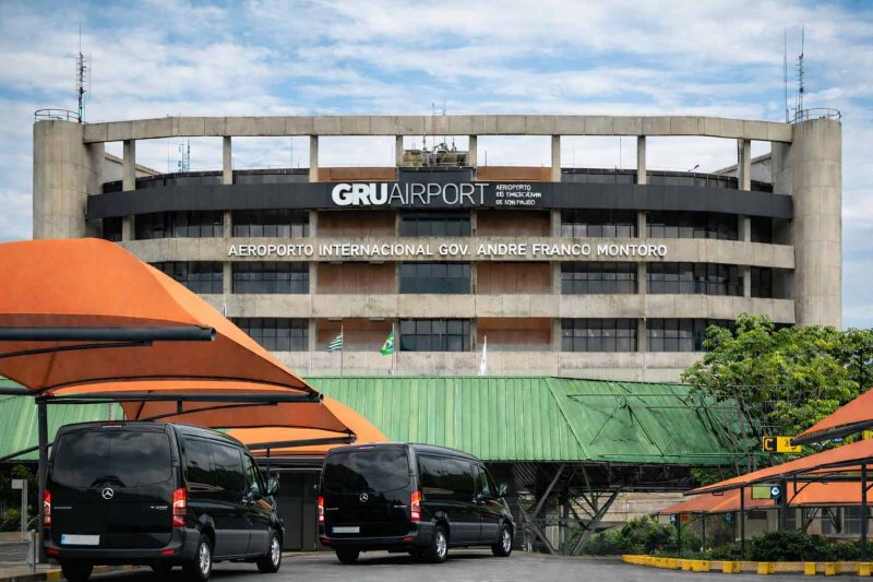 Imagens de vans executivas entrando no GRU - Aeroporto Internacional de Guarulhos